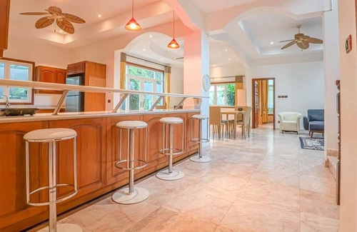 Kathu Villa | 7 Bedroom Pool Villa in Kathu SV1