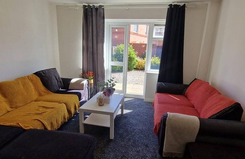 Wednesbury House | Housesleeps5-garden-parking-familyfriendly