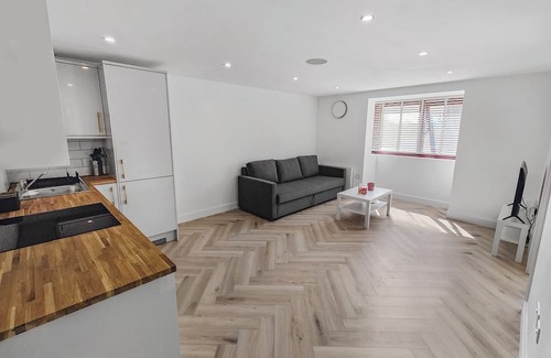 Enfield Lock Apartment | Indulge in our newly refurbished, luxury flat with free parking.