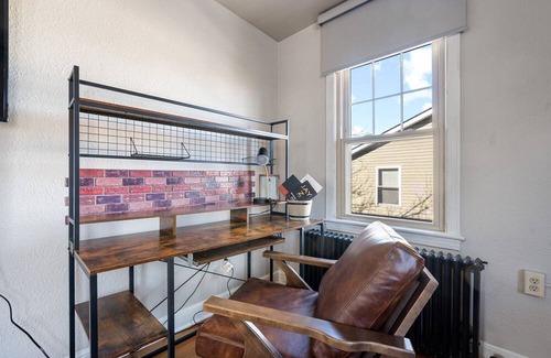 Randle Highlands Condo | The Gentleman SuitenCharming 2-bedroom condo with WiFi, in marvelous Washington