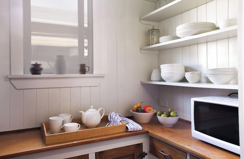 Sandringham House | Charming artist bungalow with tropical garden