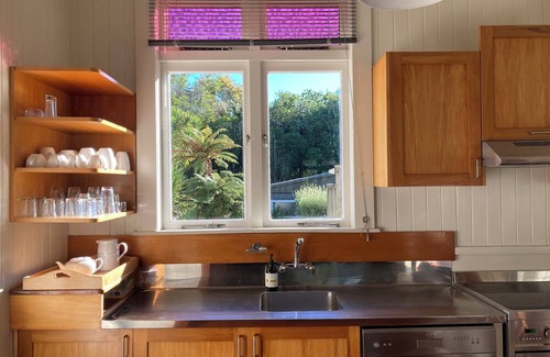 Sandringham House | Charming artist bungalow with tropical garden