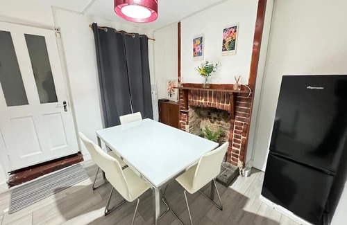 Croham House | South Croydon - Sleeps 4 - Garden - 85WalkingScore