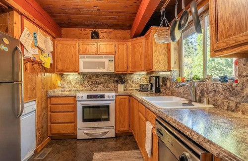 Tahoe Sierra Estates Cabin | Central 3 BR Cabin with Private Beach - Tahoe City