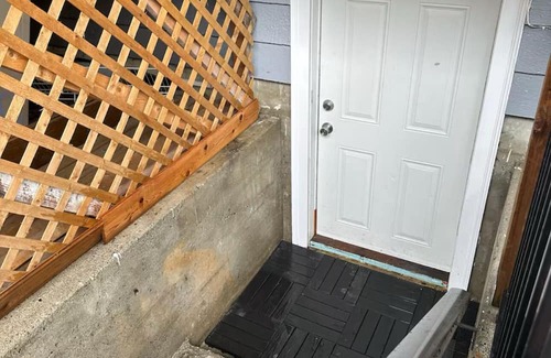 Sunset House | Private bath/bedroom/living room suite. 13 mins walking distance from Skytrain