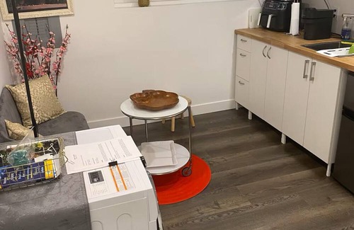 Sunset House | Private bath/bedroom/living room suite. 13 mins walking distance from Skytrain