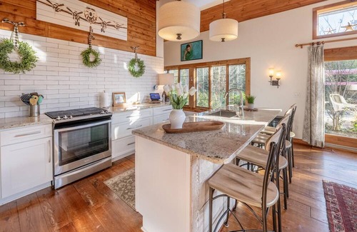Rehoboth by the Sea Cottage | FULLY RENOVATED COTTAGE, BLOCK TO BEACH! 4 bed/3.5 bath-Sleeps 11, Dog Friendly!