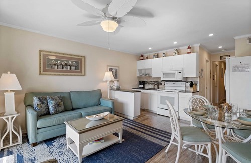 Palmetto Dunes Condo | Beachfront resort condo on Hilton Head with balcony, bunks, and beach bar!