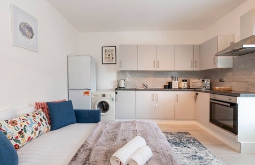 East Acton House | Pass the Keys | 4-Bedroom Cottage in London - Sleeps 10 + Parking