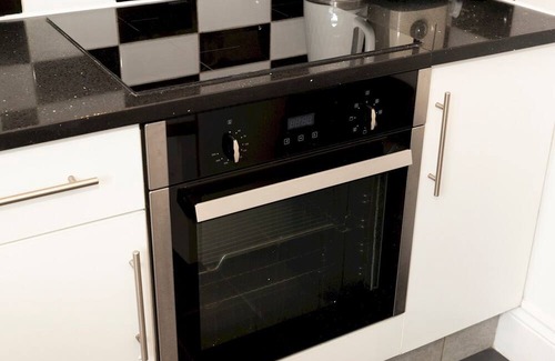 East Acton House | Pass the Keys | 4-Bedroom Cottage in London - Sleeps 10 + Parking