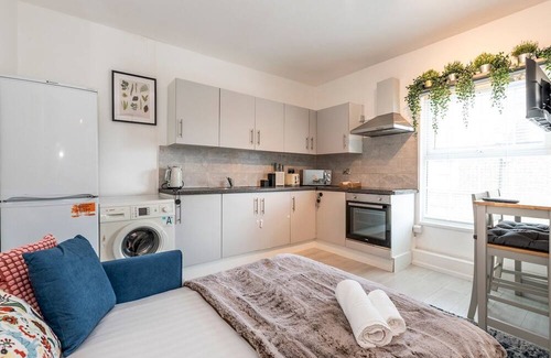 East Acton House | Pass the Keys | 4-Bedroom Cottage in London - Sleeps 10 + Parking