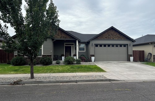 Battle Ground House | Charming 3-bedroom house with WiFi, AC in peaceful Battle Ground