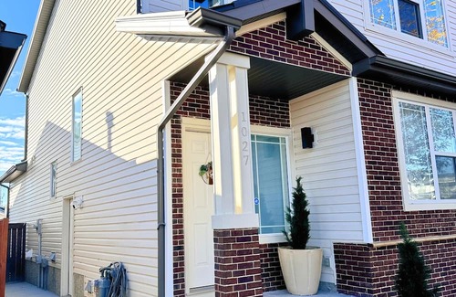 Southwest Calgary House | Charming 2-bedroom house in delightful Calgary with WiFi, AC