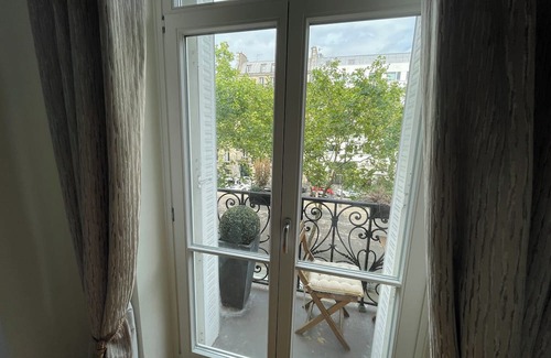 Champs-Elysees Apartment | Champs-Élysées Elegance