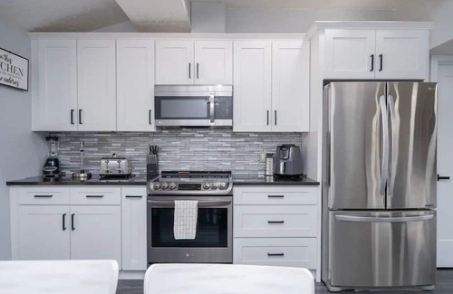 Lake Havasu City House | Modern Paradise, Pool, BBQ, Patio, Games, AC. Close to lake and entertainment