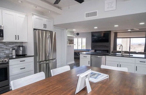 Lake Havasu City House | Modern Paradise, Pool, BBQ, Patio, Games, AC. Close to lake and entertainment