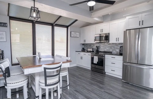 Lake Havasu City House | Modern Paradise, Pool, BBQ, Patio, Games, AC. Close to lake and entertainment