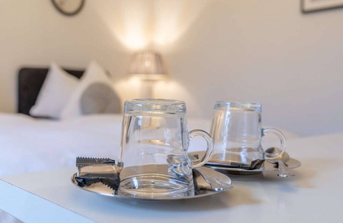 Livingston Cabin | The Orchid Suite room with garden views