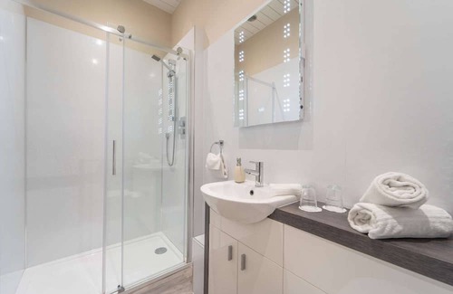 Livingston Cabin | The Orchid Suite room with garden views