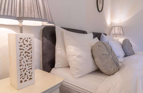 Livingston Cabin | The Orchid Suite room with garden views