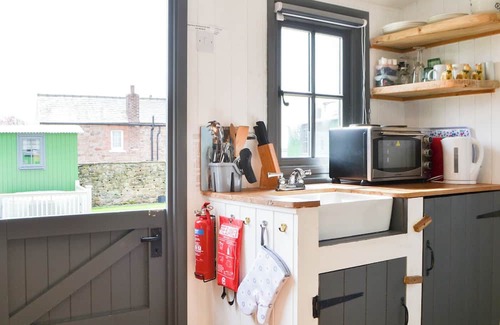 Wigton Cottage | Sian’s Shepherds Hut is in a great little complex on the old site of a historical Roman fort.