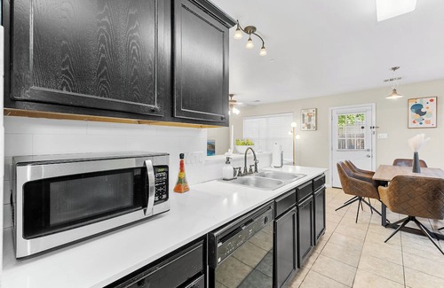 Franklin Park House | Beautiful Space - Nice yard - 10 min from DT