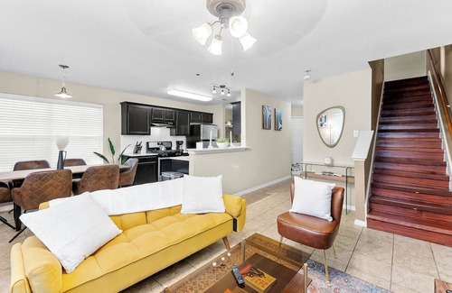 Franklin Park House | Beautiful Space - Nice yard - 10 min from DT