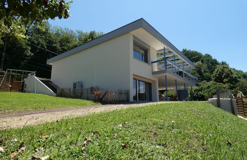 Bilieu Apartment | LAC CASA 60 - gîte with beach and terrace overlooking the lake
