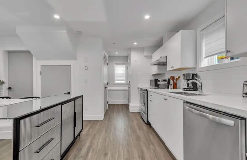 Sunset House | Cozy Laneway House In The Heart of the City!