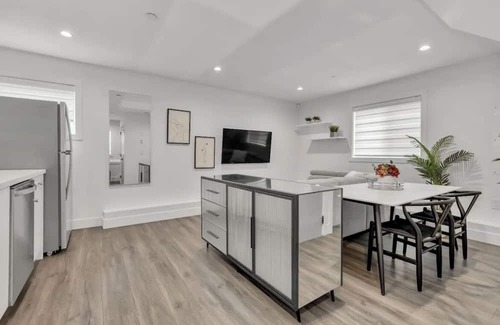 Sunset House | Cozy Laneway House In The Heart of the City!