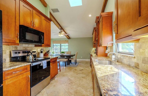 Lochmoor Waterway Estates House | Cozy & Boutique! Heated Pool, Games and more! Perfect Family Friendly Escape!