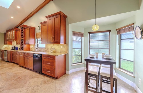 Lochmoor Waterway Estates House | Cozy & Boutique! Heated Pool, Games and more! Perfect Family Friendly Escape!