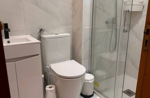 Povoa De Varzim House | Quarto E Casa De Banho Privado 1d