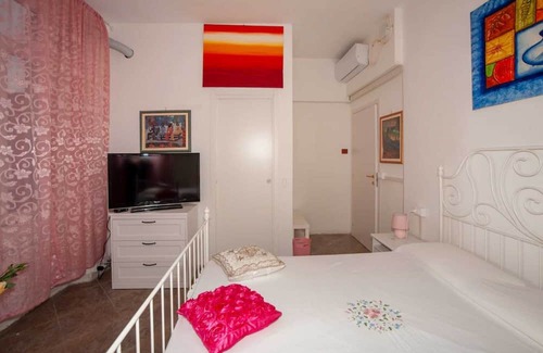 Vado Ligure Apartment | Room 'Suite' with Shared Terrace, Wi-Fi and Air Conditioning