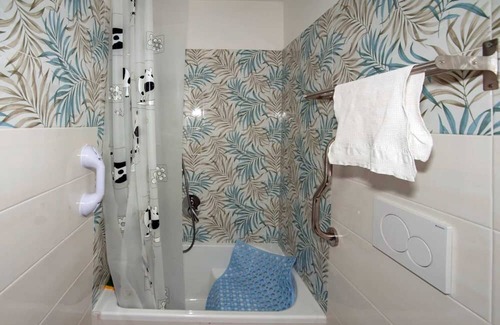 Vado Ligure Apartment | Room 'Suite' with Shared Terrace, Wi-Fi and Air Conditioning