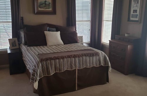Little Kowaliga Cabin | Charming 4-bedroom/4-bath lake cabin with WiFi and AC on beautiful Lake Martin