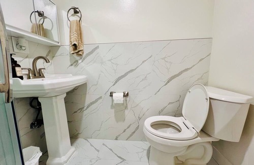 Lake Area House | Cozy room with private bathroom and separate entrance in Newark