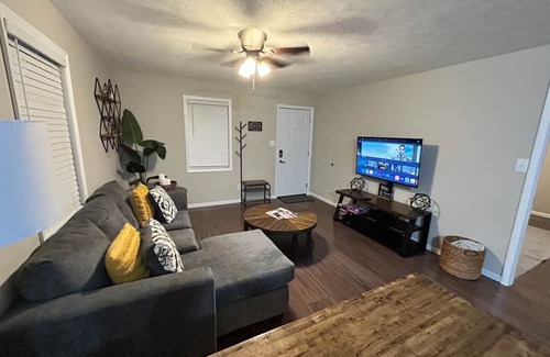 McComb House | Cozy 1-bedroom house with WiFi, AC in enjoyable McComb