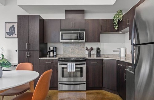 Mission District Apartment | Perfect View| UG Stall| 2 Bed| Mins to Saddledome