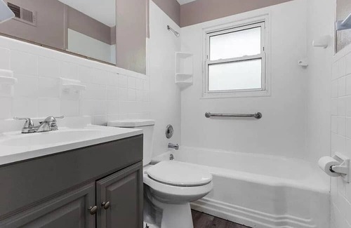 Calverton Park House | 3-bedroom house in enchanting Saint Louis with WiFi, fitness room, AC