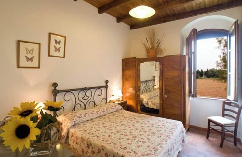 Follonica Apartment | Apartment 'Quadro' with Shared Pool, Shared Garden and Wi-Fi