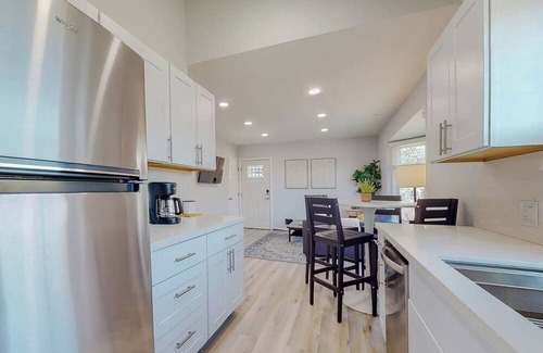 Venice Apartment | Amazing Venice 2bd Walk to Beach