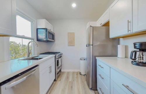 Venice Apartment | Amazing Venice 2bd Walk to Beach