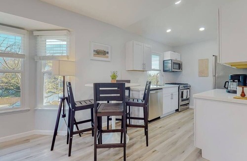 Venice Apartment | Amazing Venice 2bd Walk to Beach