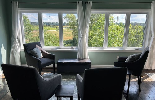 Canning Apartment | Spacious 4 bed, pet friendly and cozy accommodation downtown Canning.