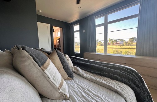 West Colfax House | Upscale 2 Bdrm Townhome with Rooftop in Sloans Lake Denver with Mountain Views