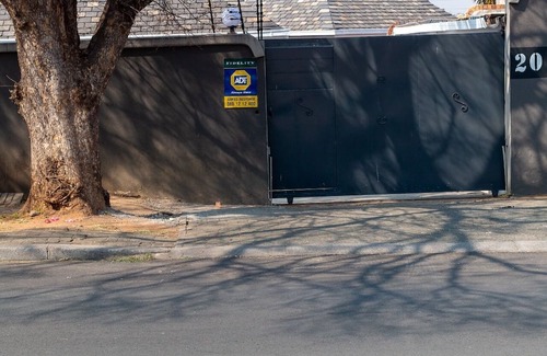 Greater Johannesburg Metropolitan Area House | The Ogans Glen with Bathnn