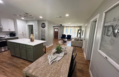 Lancaster House | Newly Remodeled 3-bedroom house with lots of amenities