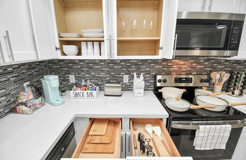 Southeast Houston House | Urban Duplex- BOTH SIDES: 6 Bedrooms, 18 Guests, Family Friendly in Houston TX