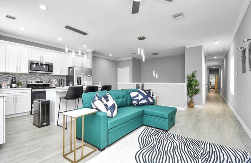 Southeast Houston House | Urban Duplex- BOTH SIDES: 6 Bedrooms, 18 Guests, Family Friendly in Houston TX